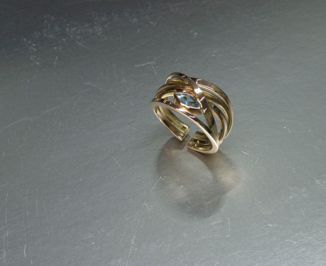 Geel gouden wikkel ring met Aquamarijn
